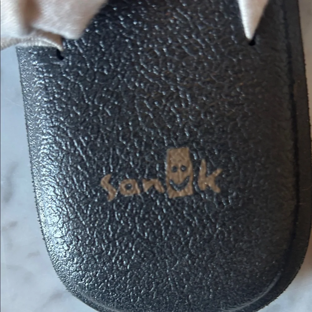 Sanuk Women’s Black Sandals with Cream Knotted Straps size 7